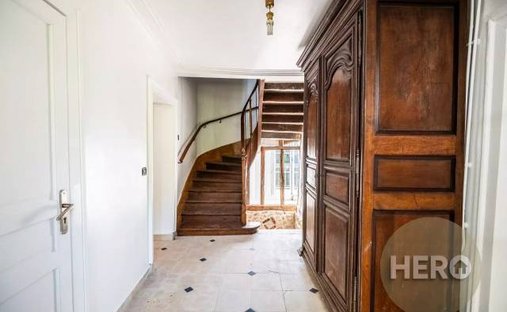 House 6 Room(s) 4 Bedroom(s) 210 M²