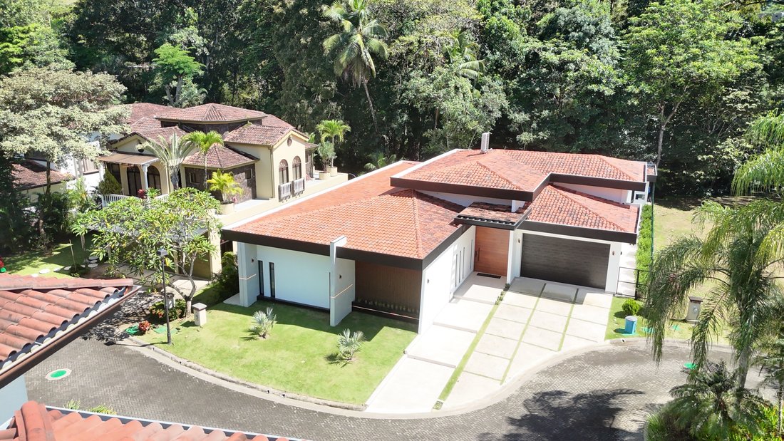 Villa in Playa Herradura, Puntarenas Province, Costa Rica 2 - 16853960