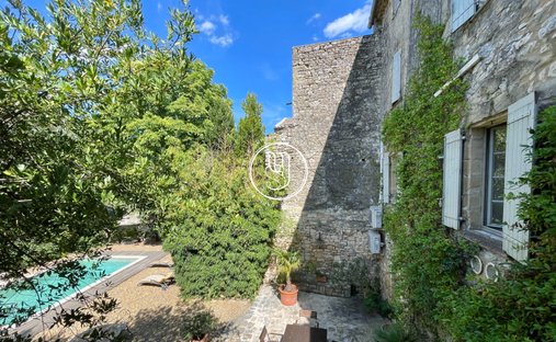 Sale Of Château Uzes, 295m² 11 Rooms €1,700,000 With Terrace