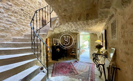 Sale Of Château Uzes, 295m² 11 Rooms €1,700,000 With Terrace