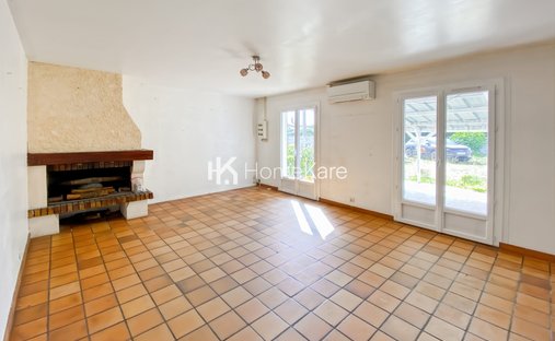 Castle for Sale in Mérignac, Nouvelle-Aquitaine, France