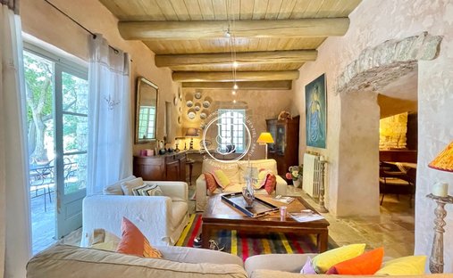 Sale Of Château Uzes, 295m² 11 Rooms €1,700,000 With Terrace