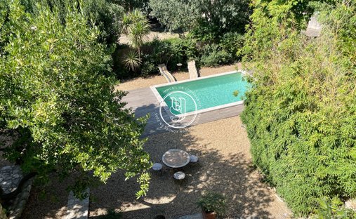Sale Of Château Uzes, 295m² 11 Rooms €1,700,000 With Terrace