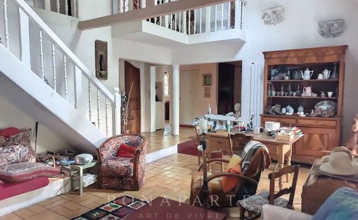 Propriété D'exception Avec 2 Maisons Indépendantes, Piscine Et Jardin Paysager