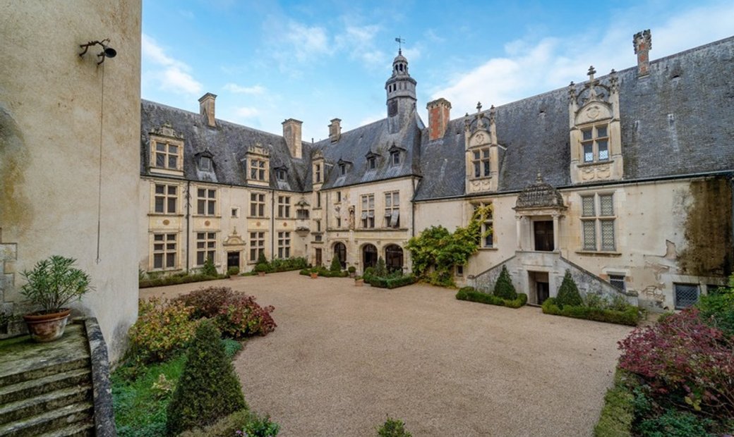 Magnifique Château Renaissance 43 Pièces, Nombreuses Et Remarquables Dépendances, 24 Hectares De Boi