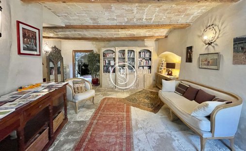 Sale Of Château Uzes, 295m² 11 Rooms €1,700,000 With Terrace