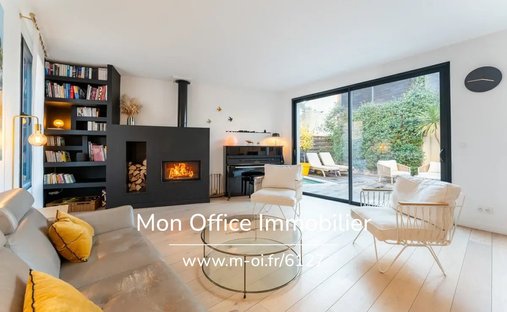 Castle for Sale in Aix-en-Provence, Provence-Alpes-Côte d'Azur, France