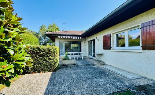 Castle for Sale in Saint-Julien-en-Genevois, Auvergne-Rhône-Alpes, France