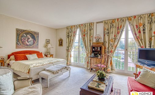 Castle for Sale in Versailles, Île-de-France, France