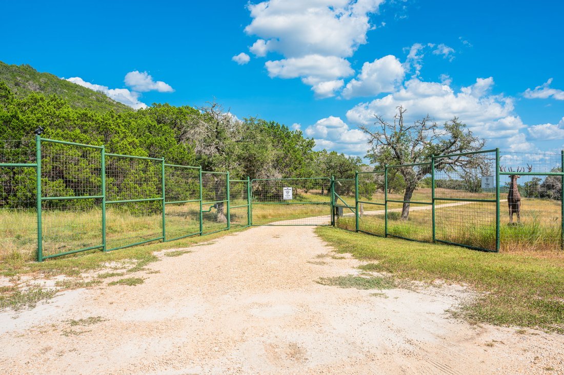 Farm Ranch in Center Point, Texas, United States 3 - 16884711