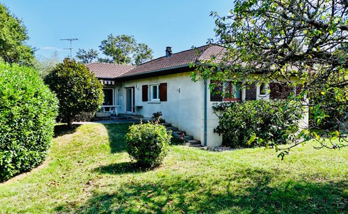 Castle for Sale in Saint-Julien-en-Genevois, Auvergne-Rhône-Alpes, France