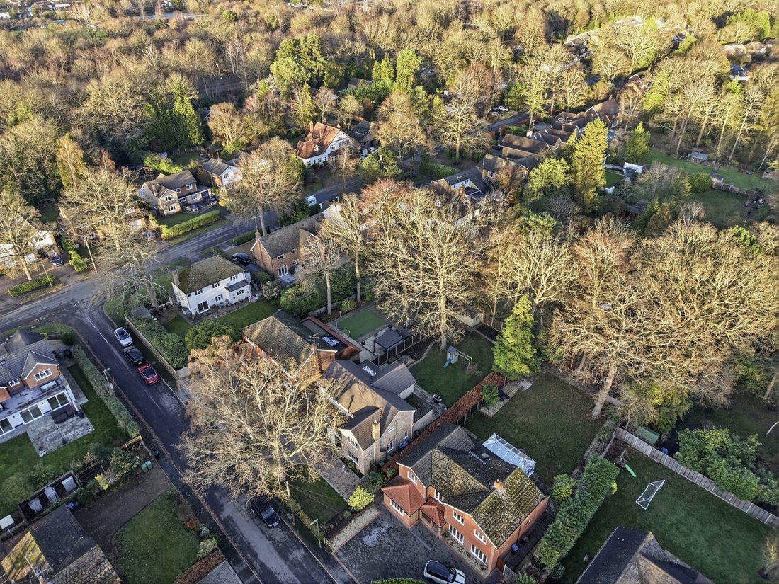 House in West Byfleet, Woking, England 2 - 16882259