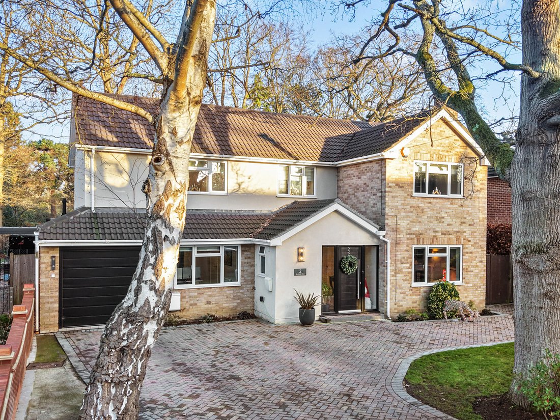 House in West Byfleet, Woking, England 1 - 16882259