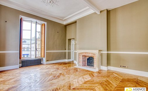 Castle for Sale in Versailles, Île-de-France, France