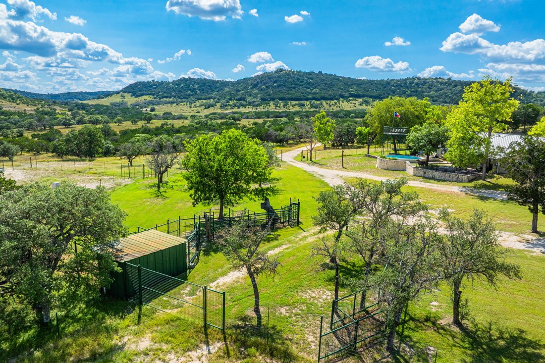 Farm Ranch in Center Point, Texas, United States 1 - 16884711