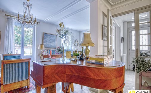 Castle for Sale in Versailles, Île-de-France, France