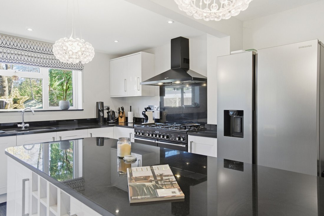 House in West Byfleet, Woking, England 5 - 16882259