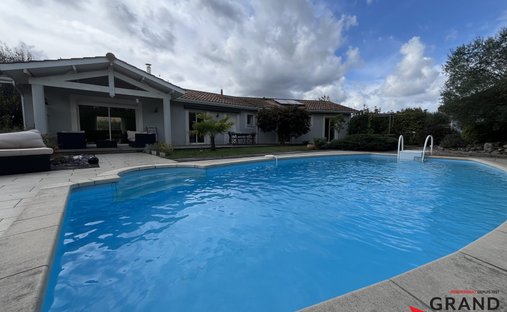 Castle for Sale in Mérignac, Nouvelle-Aquitaine, France
