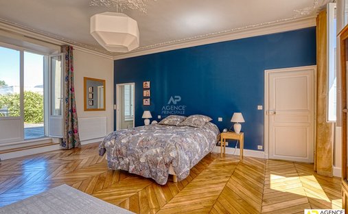 Castle for Sale in Versailles, Île-de-France, France