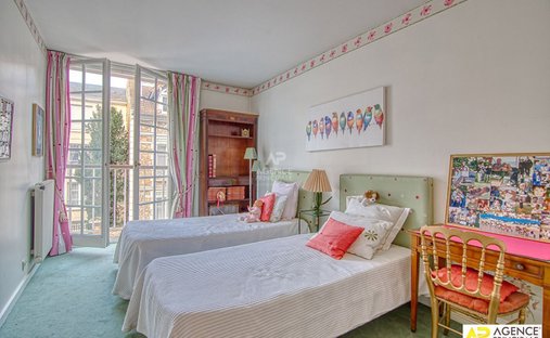 Castle for Sale in Versailles, Île-de-France, France