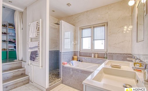 Castle for Sale in Versailles, Île-de-France, France