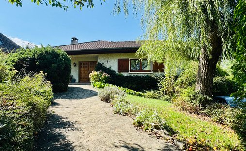 Castle for Sale in Saint-Julien-en-Genevois, Auvergne-Rhône-Alpes, France