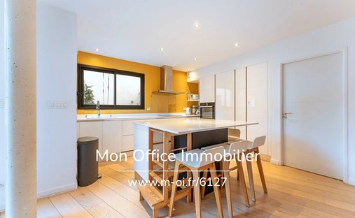 Castle for Sale in Aix-en-Provence, Provence-Alpes-Côte d'Azur, France