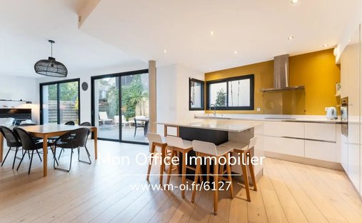 Castle for Sale in Aix-en-Provence, Provence-Alpes-Côte d'Azur, France