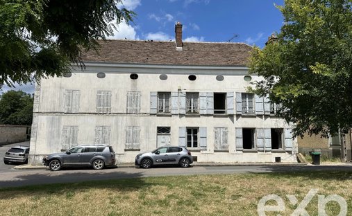18th Century Castle And Its Walled Park - 3