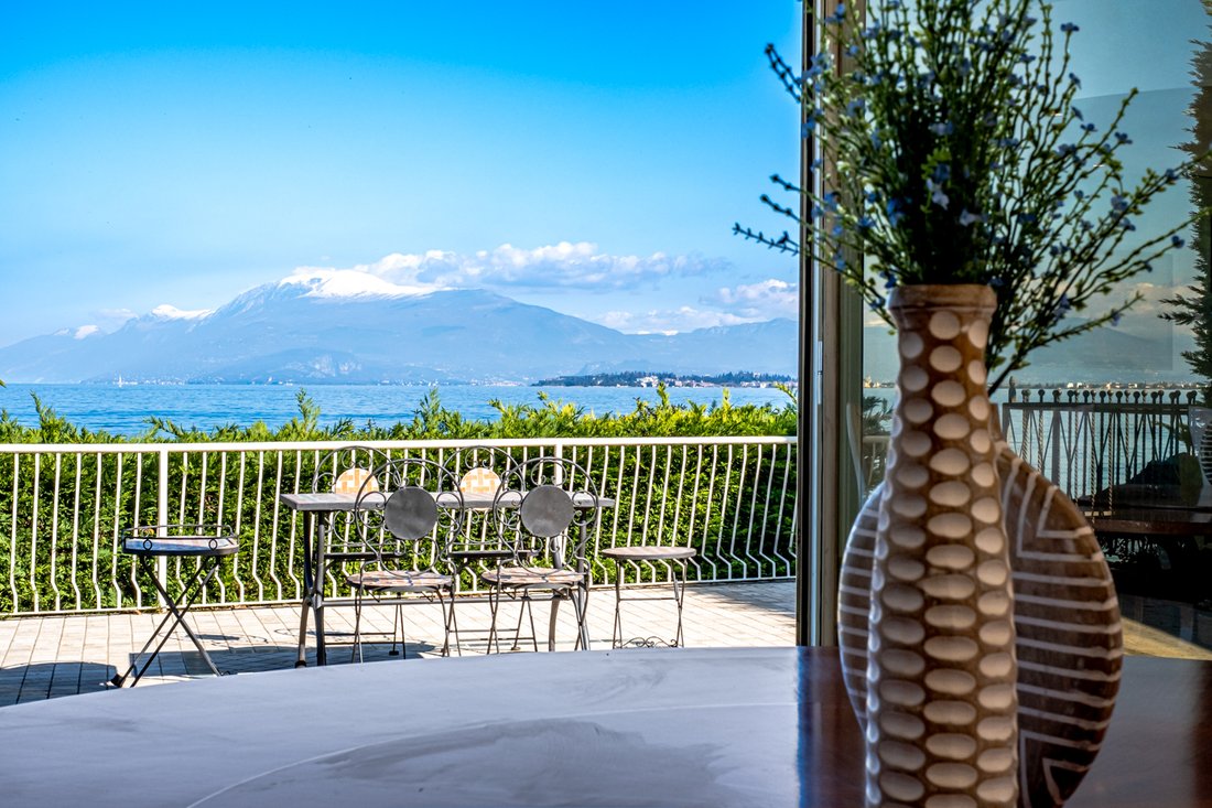 Villa in Desenzano Centro, Desenzano del Garda, Lombardy 1 - 16890108