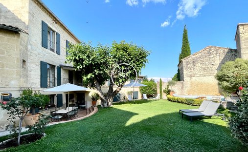 Sale Of Château Uzes, 295m² 11 Rooms €1,700,000 With Terrace