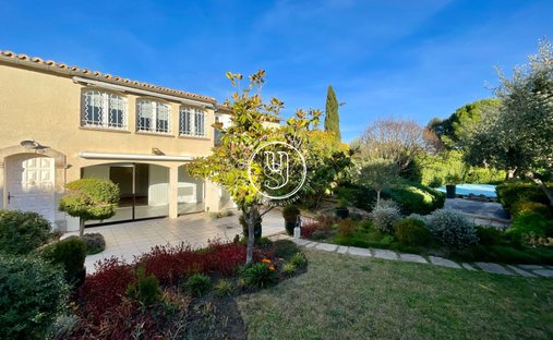 Sale Of Château Uzes, 295m² 11 Rooms €1,700,000 With Terrace