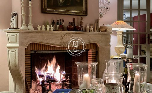 Sale Of Château Uzes, 295m² 11 Rooms €1,700,000 With Terrace