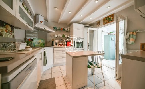 Sale Of Château Uzes, 295m² 11 Rooms €1,700,000 With Terrace