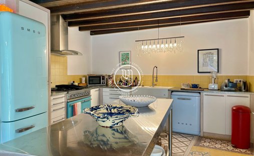 Sale Of Château Uzes, 295m² 11 Rooms €1,700,000 With Terrace