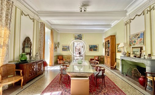 Sale Of Château Uzes, 295m² 11 Rooms €1,700,000 With Terrace