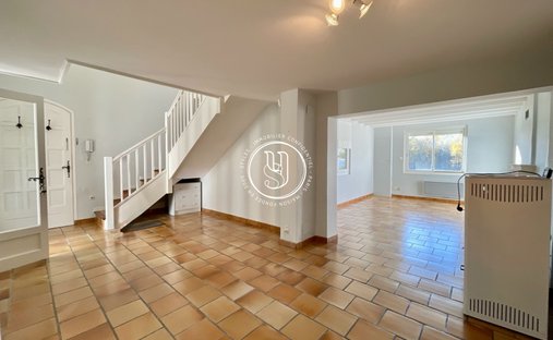 Sale Of Château Uzes, 295m² 11 Rooms €1,700,000 With Terrace