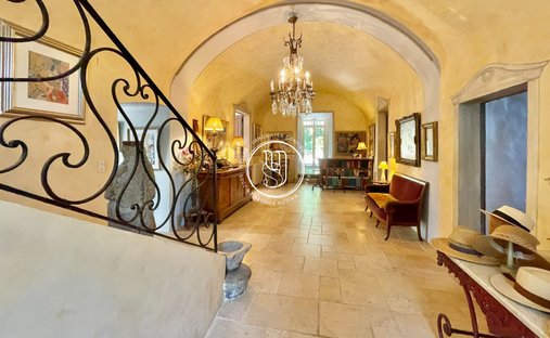 Sale Of Château Uzes, 295m² 11 Rooms €1,700,000 With Terrace
