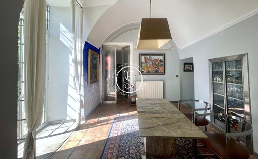 Sale Of Château Uzes, 295m² 11 Rooms €1,700,000 With Terrace