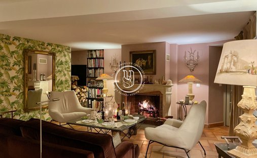 Sale Of Château Uzes, 295m² 11 Rooms €1,700,000 With Terrace