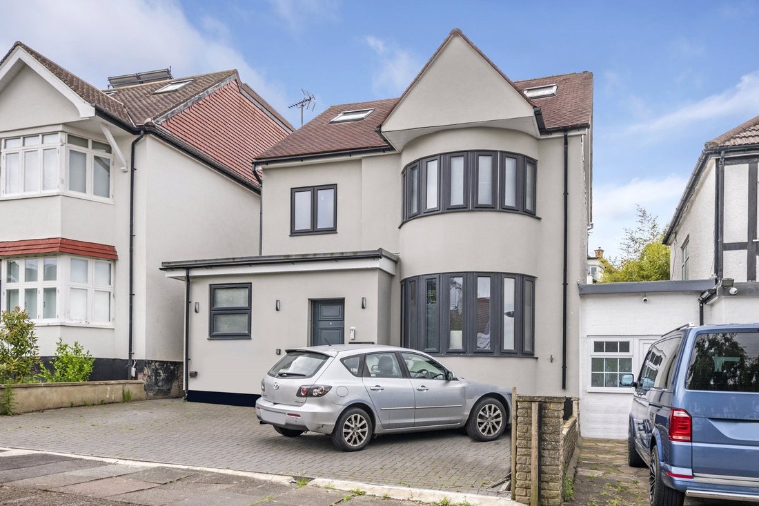 House in Barnet, England 1 - 16891125