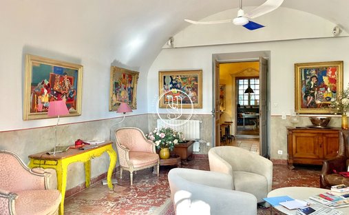 Sale Of Château Uzes, 295m² 11 Rooms €1,700,000 With Terrace