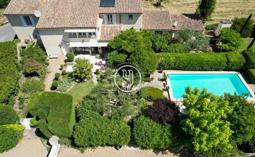 Sale Of Château Uzes, 295m² 11 Rooms €1,700,000 With Terrace