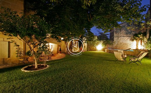 Sale Of Château Uzes, 295m² 11 Rooms €1,700,000 With Terrace
