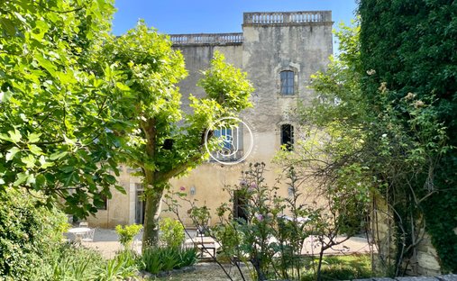 Sale Of Château Uzes, 295m² 11 Rooms €1,700,000 With Terrace