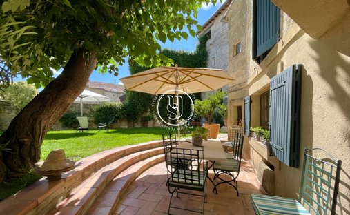 Sale Of Château Uzes, 295m² 11 Rooms €1,700,000 With Terrace