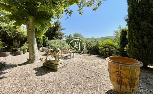 Sale Of Château Uzes, 295m² 11 Rooms €1,700,000 With Terrace