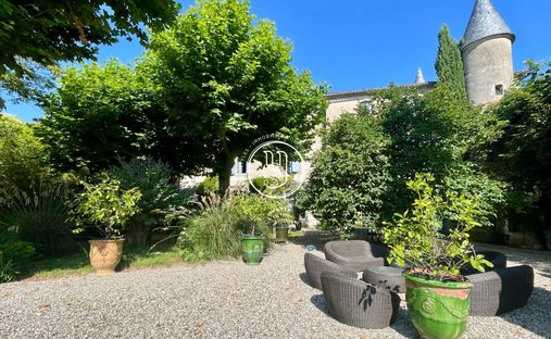 Sale Of Château Uzes, 295m² 11 Rooms €1,700,000 With Terrace
