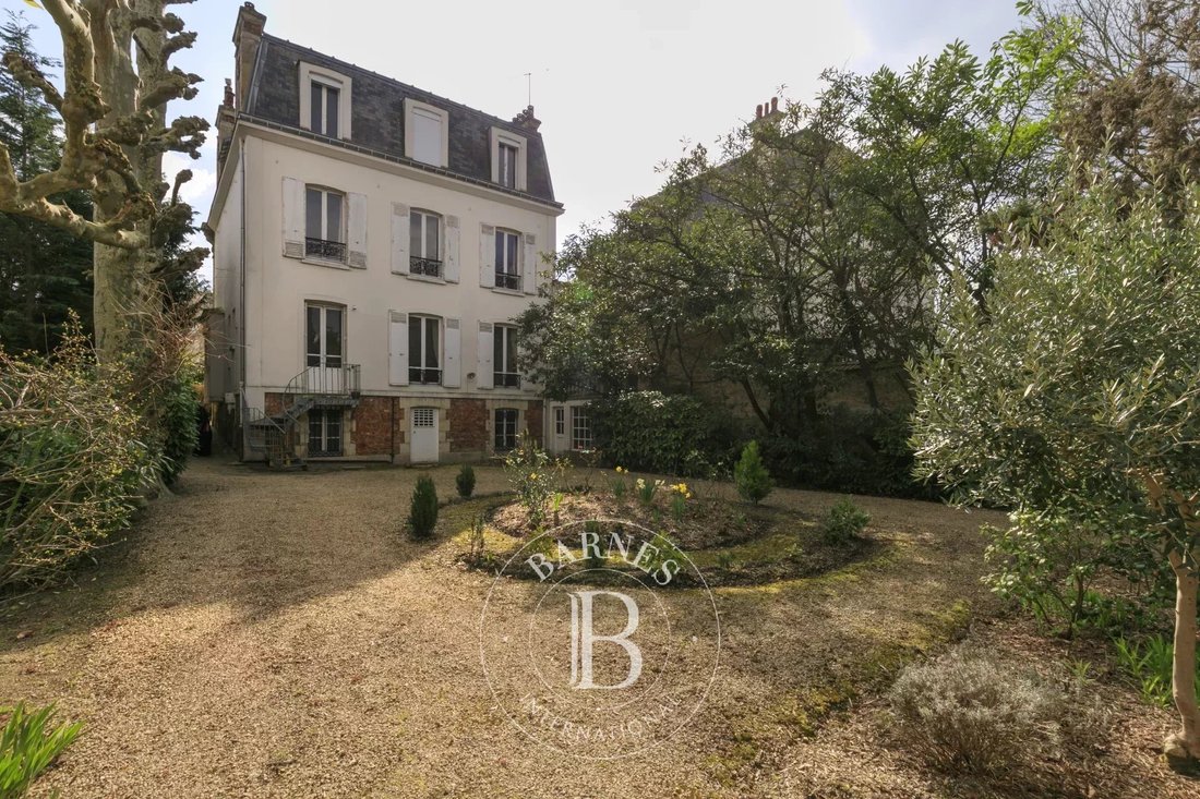 Estate in Chatou, Ile-de-France, France 1 - 16891199