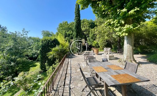 Sale Of Château Uzes, 295m² 11 Rooms €1,700,000 With Terrace